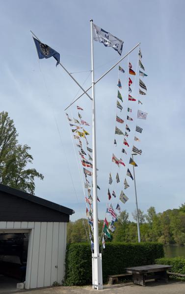 Der Flaggenmast der Mainzer Ruder-Gesellschaft steht am Samstag, 13. April 2024, an seinem neuen Platz auf dem Bootsplatz. (Foto: Christoph Hartung)