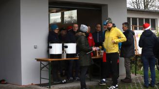 Bratwurst und Glühwein an der Grillstation