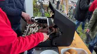 An der Grillstation